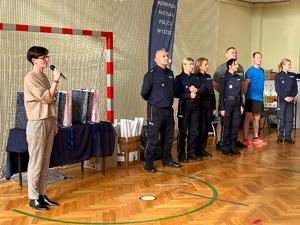 Pani dyrektor Szkoły Podstawowej Numer 19 w Łodzi wita uczestników.