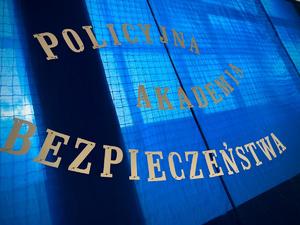 Napis Policyjna Akademia Bezpieczeństwa.