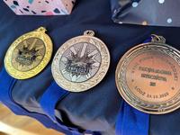 Zdjęcie przedstawia pamiątkowe medale.