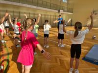 Rozgrzewka uczestników przed testem sprawności fizycznej.