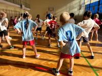 Rozgrzewka uczestników przed testem sprawności fizycznej.