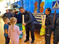 I Zastępca Komendanta Miejskiego Policji w Łodzi wręcza upominki uczestnikom.