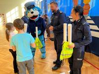 I Zastępca Komendanta Miejskiego Policji w Łodzi wręcza upominki uczestnikom.