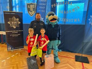 I Zastępca Komendanta Miejskiego Policji w Łodzi ze zwycięzcami.