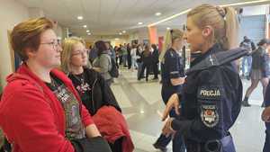 Policjantka rozmawia ze studentami.