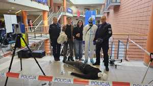 Wspólne zdjęcie policjantów ze studentami.