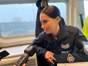Policjantka w trakcie udzielania wywiadu mediom.