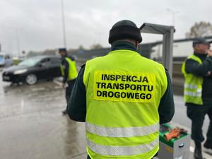 Wspólne działania policjantów z Komendy Miejskiej i Wojewódzkiej Policji w Łodzi oraz ITD w Łodzi w trakcie kontroli drogowej - kontrola ustawienia świateł w pojeździe.