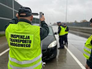 Wspólne działania policjantów z Komendy Miejskiej i Wojewódzkiej Policji w Łodzi oraz ITD w Łodzi w trakcie kontroli drogowej - kontrola ustawienia świateł w pojeździe.
