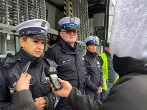 Policjanci Wydziału Ruchu Drogowego z Komendy Miejskiej i Wojewódzkiej Policji w Łodzi udzielają informacji mediom.