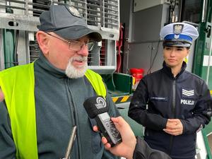 Funkcjonariusz Inspekcji Transportu Drogowego udziela informacji mediom.