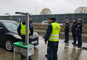 Wspólne działania policjantów z Komendy Miejskiej i Wojewódzkiej Policji w Łodzi oraz ITD w Łodzi w trakcie kontroli drogowej - kontrola ustawienia świateł w pojeździe.