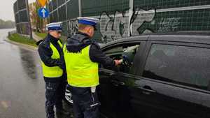 Policjanci Wydziału Ruchu Drogowego Komendy Miejskiej Policji w Łodzi badają trzeźwość kierowcy.