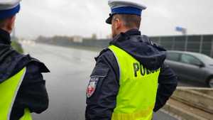 Policjanci Wydziału Ruchu Drogowego Komendy Miejskiej Policji w Łodzi w trakcie kontroli drogowej.