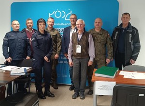 Wspólne zdjęcie przedstawicieli Wydziału Sztab Policji łódzkiej komendy, Urzędu Miasta Łodzi i Wojskowego Centrum Rekrutacji w Łodzi.