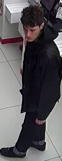 Rysopis: Mężczyzna w wieku 20-30 lat, około 170 cm wzrostu, szczupłej budowy ciała, włosy krótkie czarne, w dniu zdarzenia ubrany był w czarną kurtkę z kapturem, długie czarne spodnie oraz czarne buty.