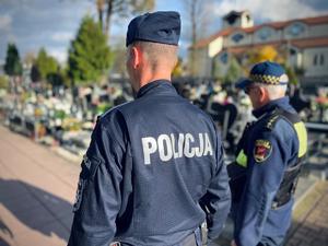 Policjant i strażnik ze Straży Miejskiej w Łodzi podczas kontroli cmentarza.