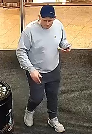 Rysopis sprawcy : Mężczyzna w wieku 40 - 45 lat.  W dniu zdarzenia ubrany był w niebieskie dresy , szrą bluze z zielonym znaczkiem , niebieską czapkę z daszkiem z białym napisem oraz białe buty.