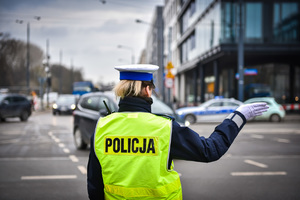Policjantka kieruje ruchem.