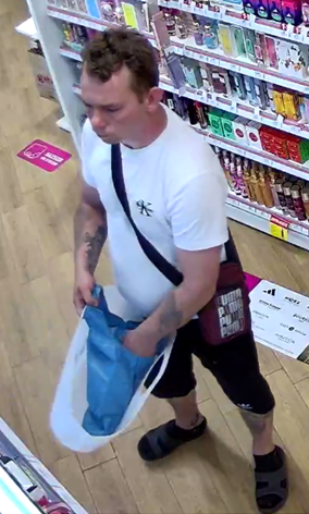 Mężczyzna w wieku około 30 lat. W momencie zdarzenia ubrany był w biały T-shirt z przewieszoną bordową saszetką, czarne krótkie spodnie, ciemne klapki, czarne skarpety