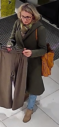 Rysopis sprawczyni: Kobieta szczupłej budowy ciała, blond włosy średniej długości, kolory korekcyjne, w dniu zdarzenia ubrana była w długi płaszcz z kapturem w kolorze oliwkowym/zielonym, jasno niebieskie spodnie jeansowe z szeroką nogawką, beżowe buty na lekkim obcasie. Na lewym ramieniu miała przewieszoną średniej wielkości torebkę