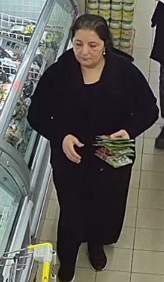 kobieta, wzrost około 165 centymetrów, wiek 45-55 lat, krępa budowa
ciała, czarne włosy spięte klamrą, ubrana była w czarną długą spódnicę, czarną bluzę, czarne obuwie sportowe.