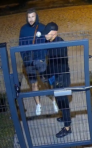 Sprawca 1: mężczyzna w wieku około 25-35 lat, wzrost około 180 cm, w dniu zdarzenia ubrany był w granatową bluzę z kapturem, krótkie szare spodenki, sportowe białe buty, torba przewieszona przez ramię brązowo niebieska

Sprawca 2: mężczyzna w wieku około 25-35 lat, wzrost około 170 cm, w dniu zdarzenia ubrany był w czarną bluzę, czarne spodnie dresowe, czarne buty sportowe, czapkę z daszkiem czarną