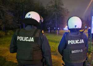 Policjanci z Oddziału Prewencji Policji w Łodzi w trakcie zabezpieczenia.