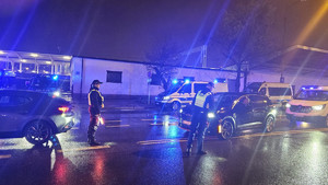 Policjanci w trakcie czynności na drodze.