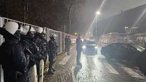 Policjanci z Oddziału Prewencji Policji w Łodzi w trakcie zabezpieczenia.