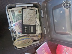 Pieniądze, waga elektroniczna i dokumenty zabezpieczone przez policjantów.
