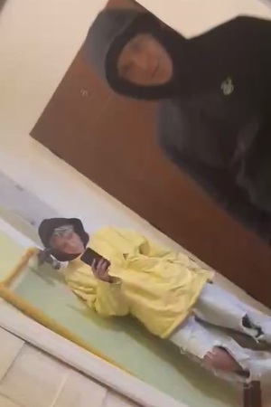 Rysopis sprawców:

Sprawca 1 – mężczyzna w wieku około 20 lat, szczupłej budowy ciała, włosy blond, kręcona grzywka. Ubrany był w żółtą kurtkę, jasne jeansowe spodnie z dziurami na kolanach

Sprawca 2 - mężczyzna w wieku około 20—25 lat, szczupłej budowy ciała. Ubrany był w czarna bluzę i czarną czapkę z daszkiem, na twarzy miał okulary

Sprawca 3 - mężczyzna w wieku około 20—25 lat, szczupłej budowy ciała. Ubrany w czarna bluzę z białym logo na piersi.