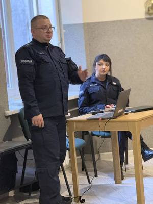 Policjant omawia zagadnienia dotyczące sytuacji kryzysowych.
