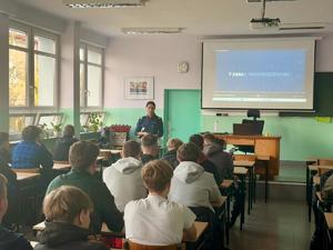 Policjantka, w klasie, podczas zajęć z młodzieżą.