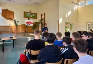 Policjantka, na uli szkolnej, podczas spotkania z młodzieżą.