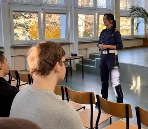 Policjantka podczas spotkania z młodzieżą.