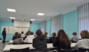 Policjanci, w klasie, podczas zajęć z młodzieżą.