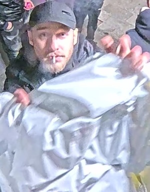 mężczyzna w wieku około 35 lat, szczuplej budowy ciała, wzrostu około 180 centymetrów, w chwili zdarzenia ubrany był w czarną kurtkę, ciemne długie spodnie, czarne buty sportowe i w czarną czapkę z daszkiem