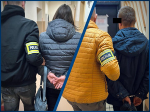 Policjanci prowadzą zatrzymanych, którzy mają założone kajdanki na ręce z tyłu.