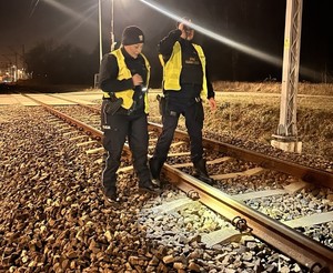 Policjantka i funkcjonariusz Straży Ochrony Kolei podczas kontroli torowiska.