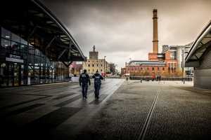 Policjanci w trakcie kontroli infrastruktury kolejowej.