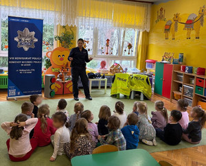 Policjantka rozmawia z dziećmi.