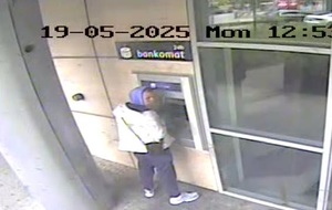 Mężczyzna 1: w wieku około 30 lat, szczupłej budowy ciała, ubrany był w jasną kurtkę i ciemne spodnie, na głowie miał założony fioletowy kaptur

Mężczyzna 2: w wieku około 30 lat, szczupłej budowy ciała, ubrany był w ciemną kurtkę, jasne spodnie koloru szarego, na głowie miał założony ciemny kaptur