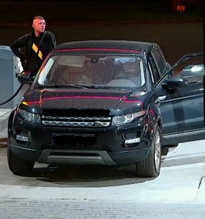 Rysopis sprawcy: mężczyzna szczupłej budowy ciała, włosy jasne krótko obcięte, ubrany był w czarną bluzę z żółtym pasem, szare spodnie i sportowe buty.