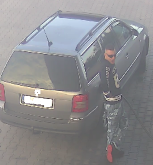 Rysopis sprawcy: smukła sylwetka, krótko obcięty, czarne włosy, czarna bluza z nadrukiem z przodu oraz  na rękawach, spodnie moro i czarne buty z pomarańczową podeszwą.