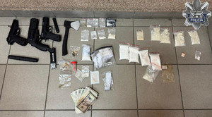Narkotyki, przedmioty przypominające broń palną, pałka teleskopowa oraz toporek zabezpieczone przez policjantów.