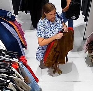 Kobieta w wieku około 30-40 lat, ciemne włosy do ramion, w chwili zdarzenia ubrana była w biało-niebieską sukienkę i posiadała czarną torbę przewieszoną przez ramię.

Mężczyzna w wieku około 30-40 lat, krótkie czarne włosy, w chwili zdarzenia ubrany był w czarną koszulkę z białymi elementami, niebieskie krótkie dżinsowe spodenki, ciemne buty z jasnymi elementami. Posiada widoczne tatuaże na szyi i przedramionach.