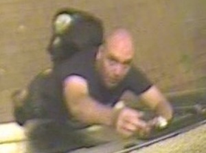 Rysopis:

mężczyzna w wieku około 30-40 lat, szczupłej budowy ciała, w chwili zdarzenia ubrany był w czarną koszulkę, czarne spodenki, na plecach miał założony czarny plecak.