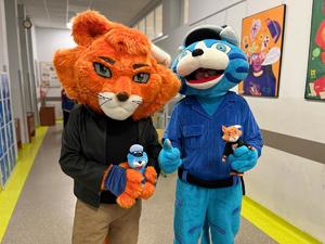 Maskotki: kot Prewencjusz i kot Mundek.
