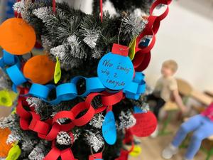 Choinka udekorowana podczas warsztatów.